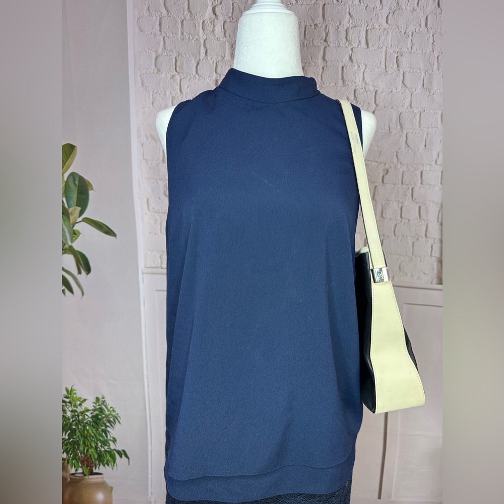 Banana Republic Navy Sleeveless Blouse med